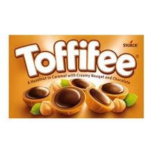 Toffifee, celé jádro lískového oříšku v karamelu s nugátovým krémem a kapkou hořké čokolády na povrchu