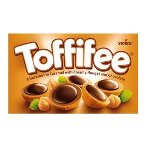 Toffifee, celé jádro lískového oříšku v karamelu s nugátovým krémem a kapkou hořké čokolády na povrchu